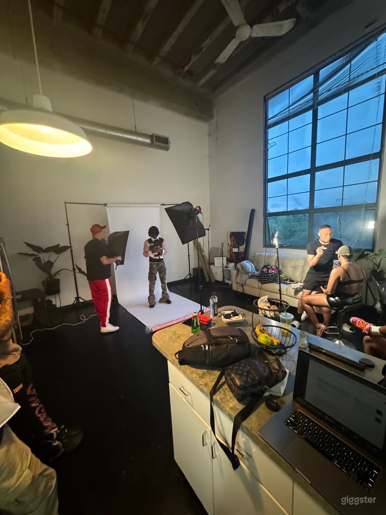  Edgewood Loft with Photo and Recording Studio/Set 