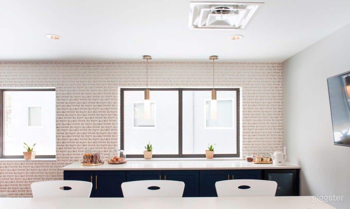 Bright, open common room with plentiful parking Photo 1