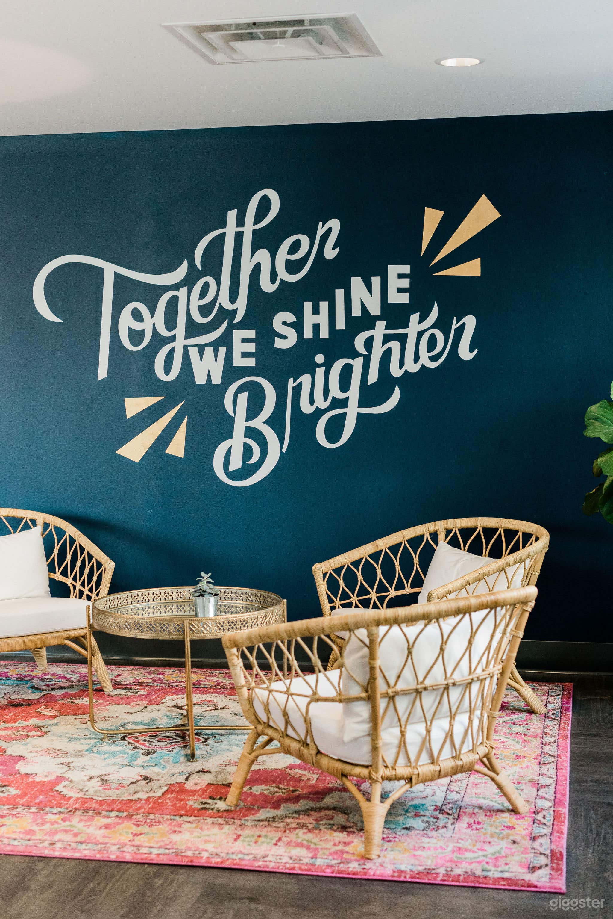 Bright, open common room with plentiful parking Photo 2