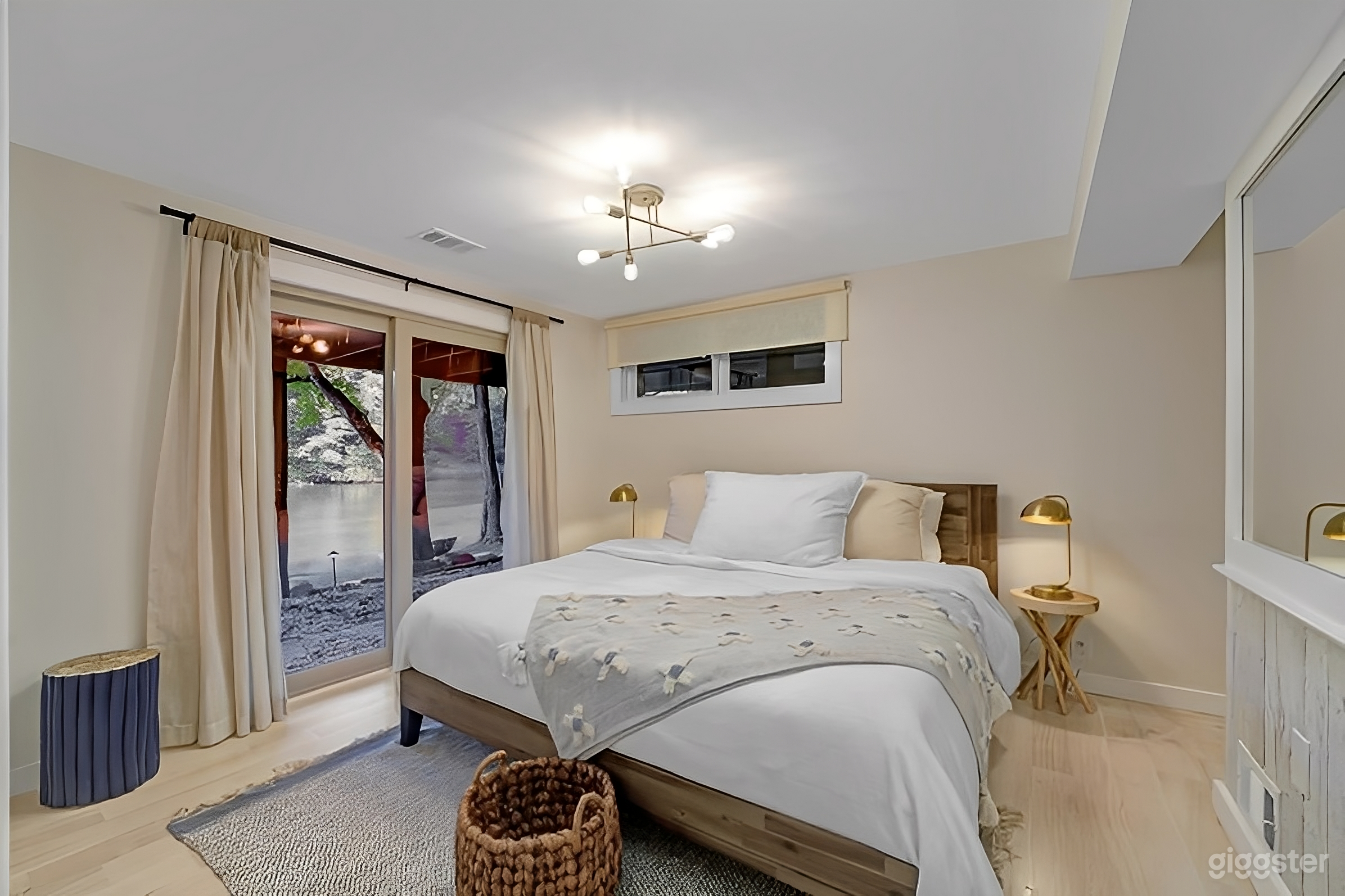 Lake Front cottage and Farm on a private 200 Acre Estate Photo 3