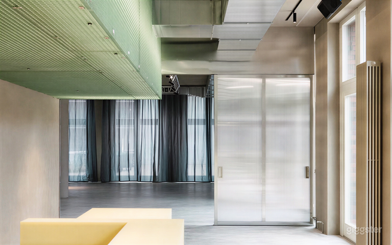  Betonstudio mit modernen Polycarbonat-Trennwänden 