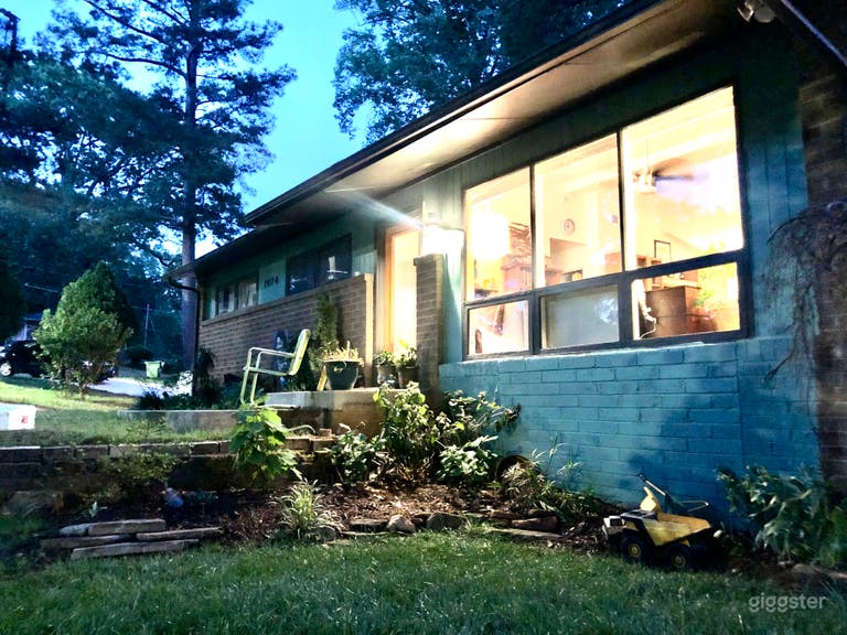  Big Front Yard with big windows! 