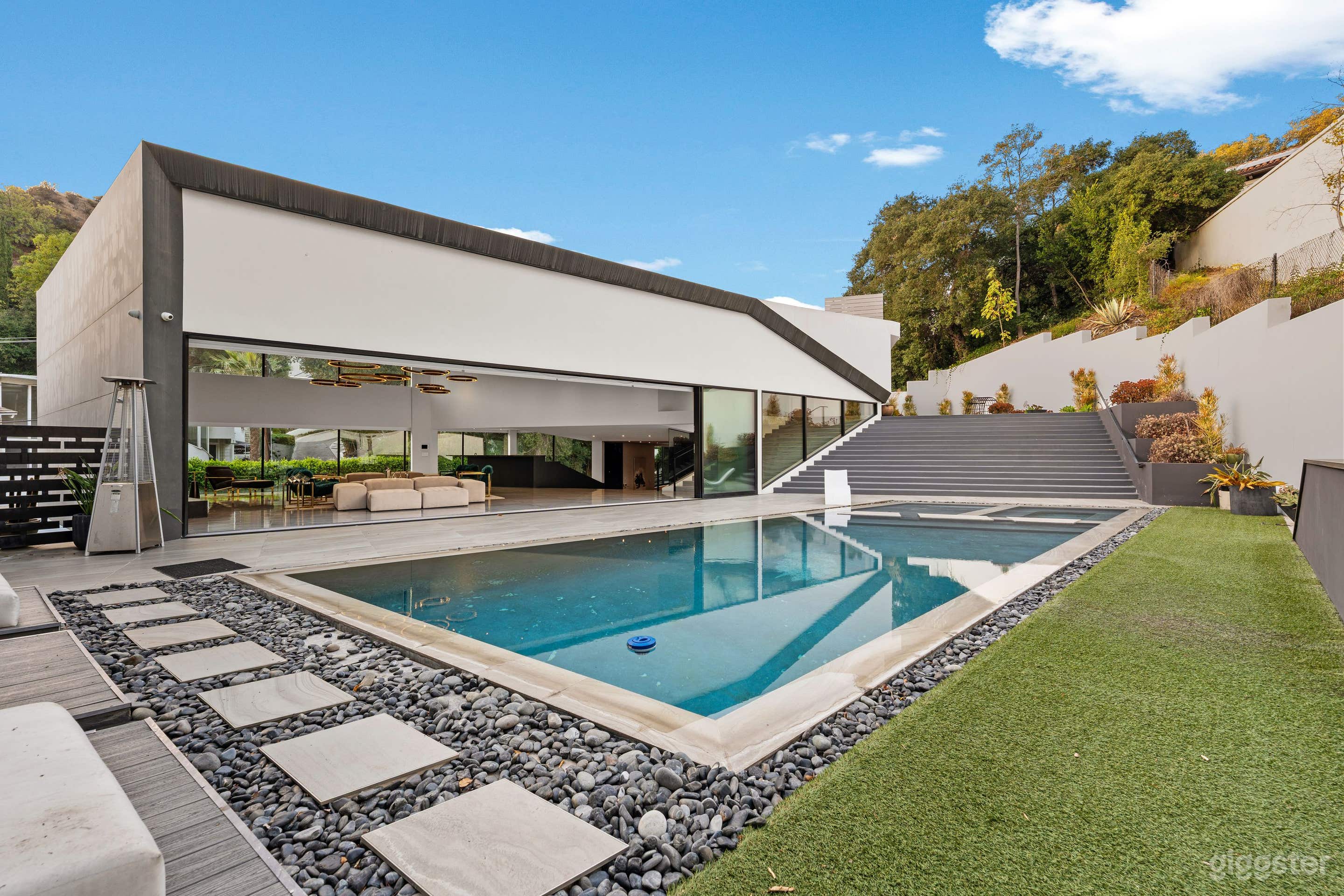 MODERN SCULPTED MANSION W/ EDGE & ELEGANCE Photo 4