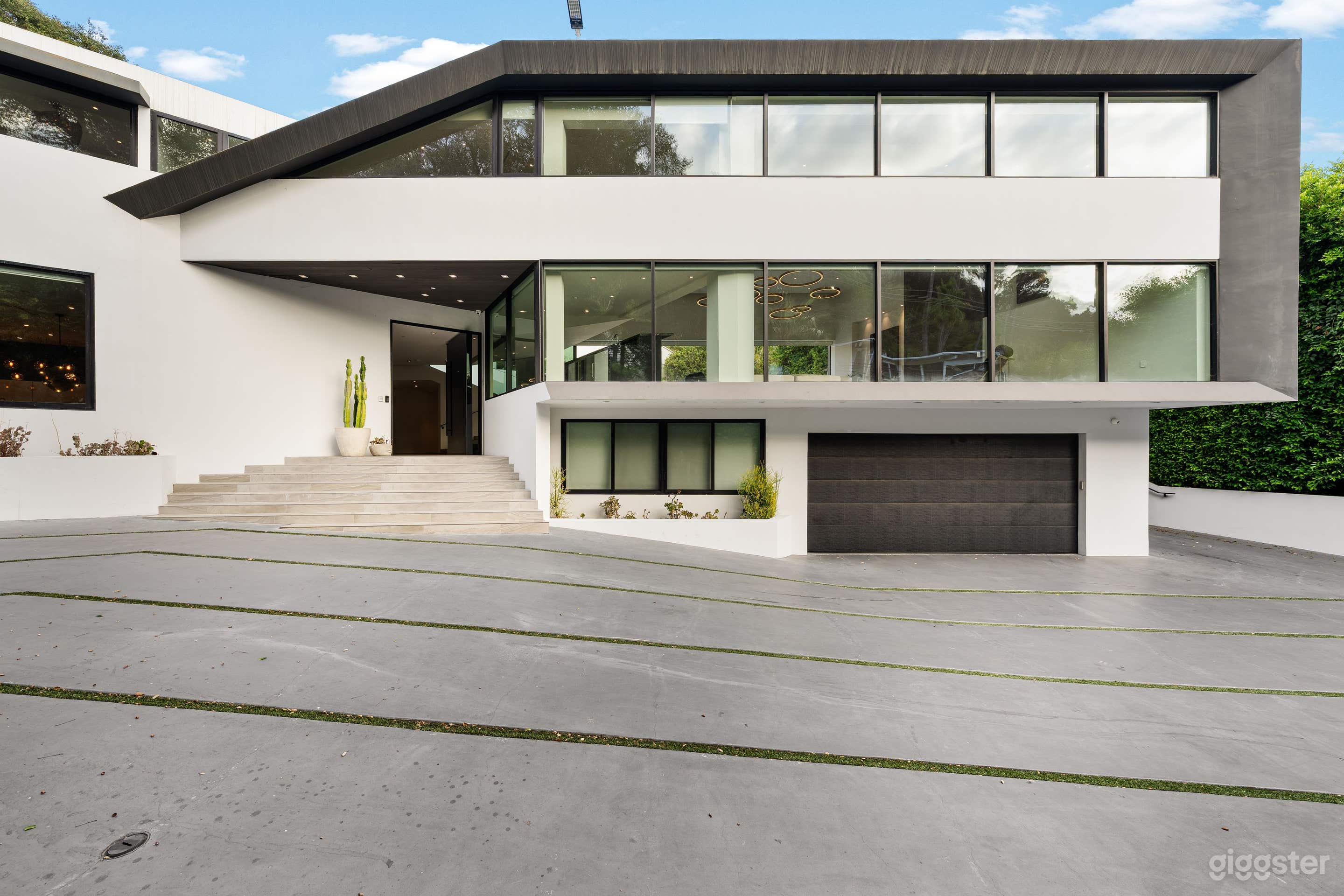 MODERN SCULPTED MANSION W/ EDGE & ELEGANCE Photo 2
