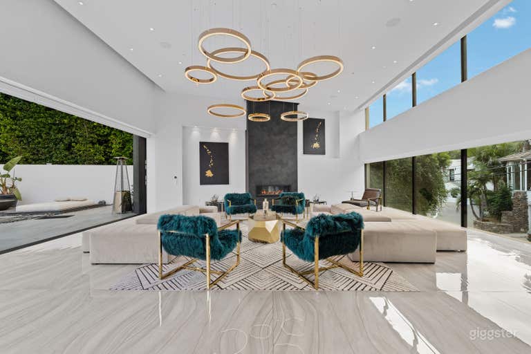  MODERN SCULPTED MANSION W/ EDGE & ELEGANCE 