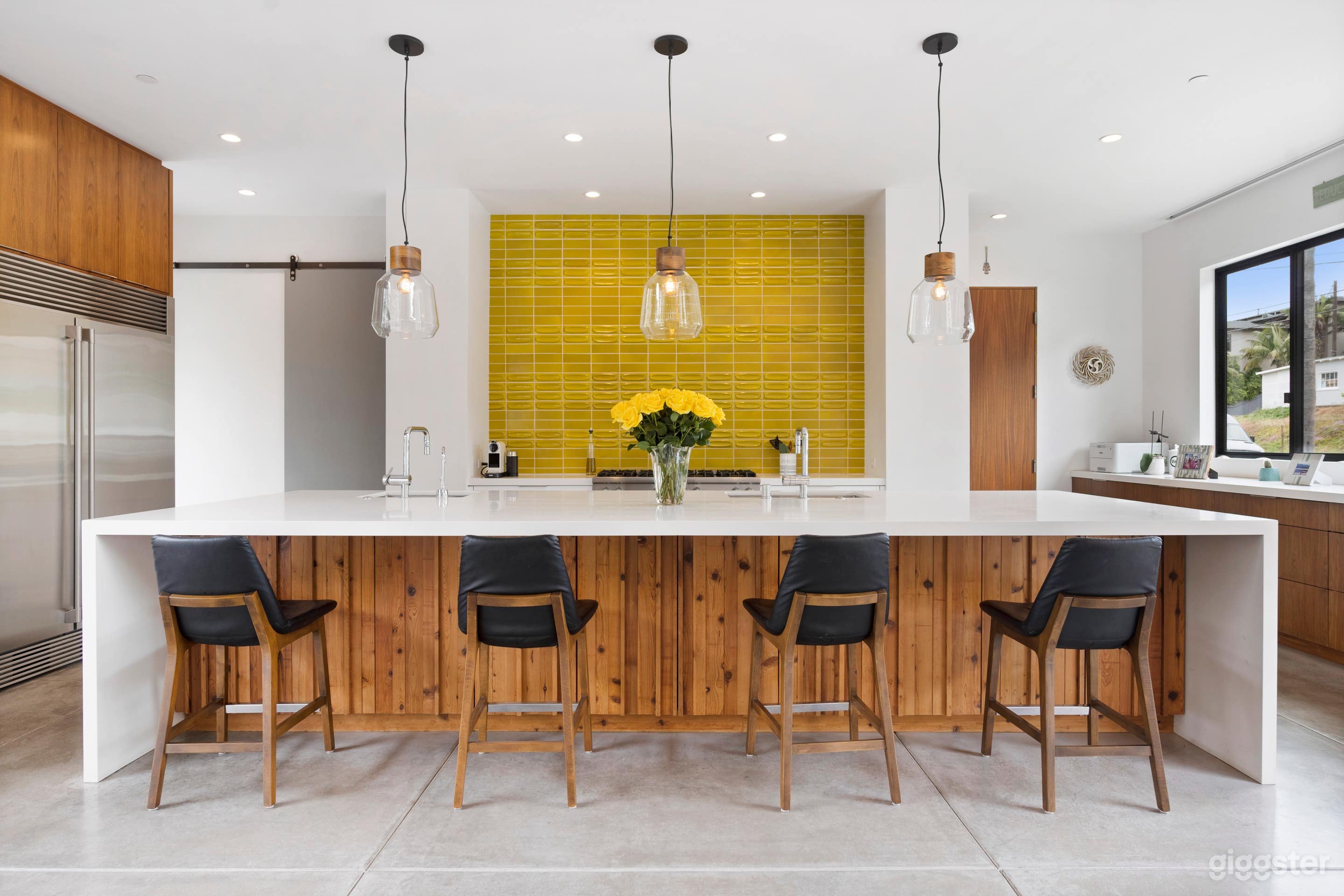 Modern Open Concept Beach House Photo 3