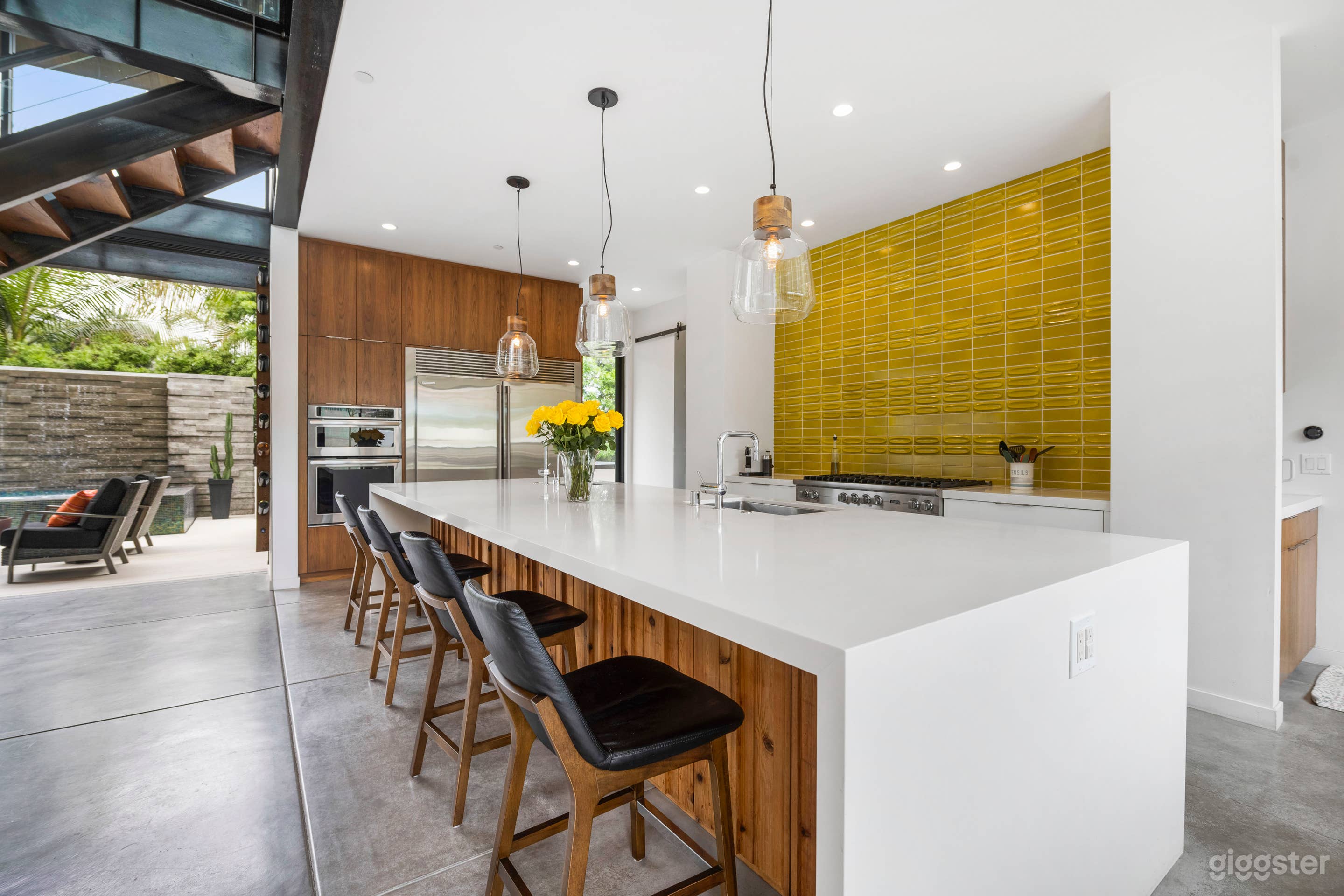 Modern Open Concept Beach House Photo 2