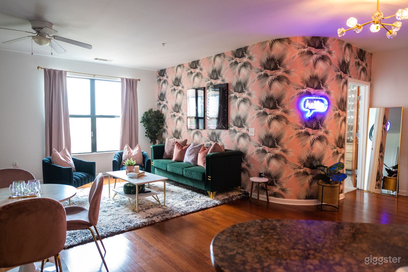 West End - Plush Palm Paradise Photo 1