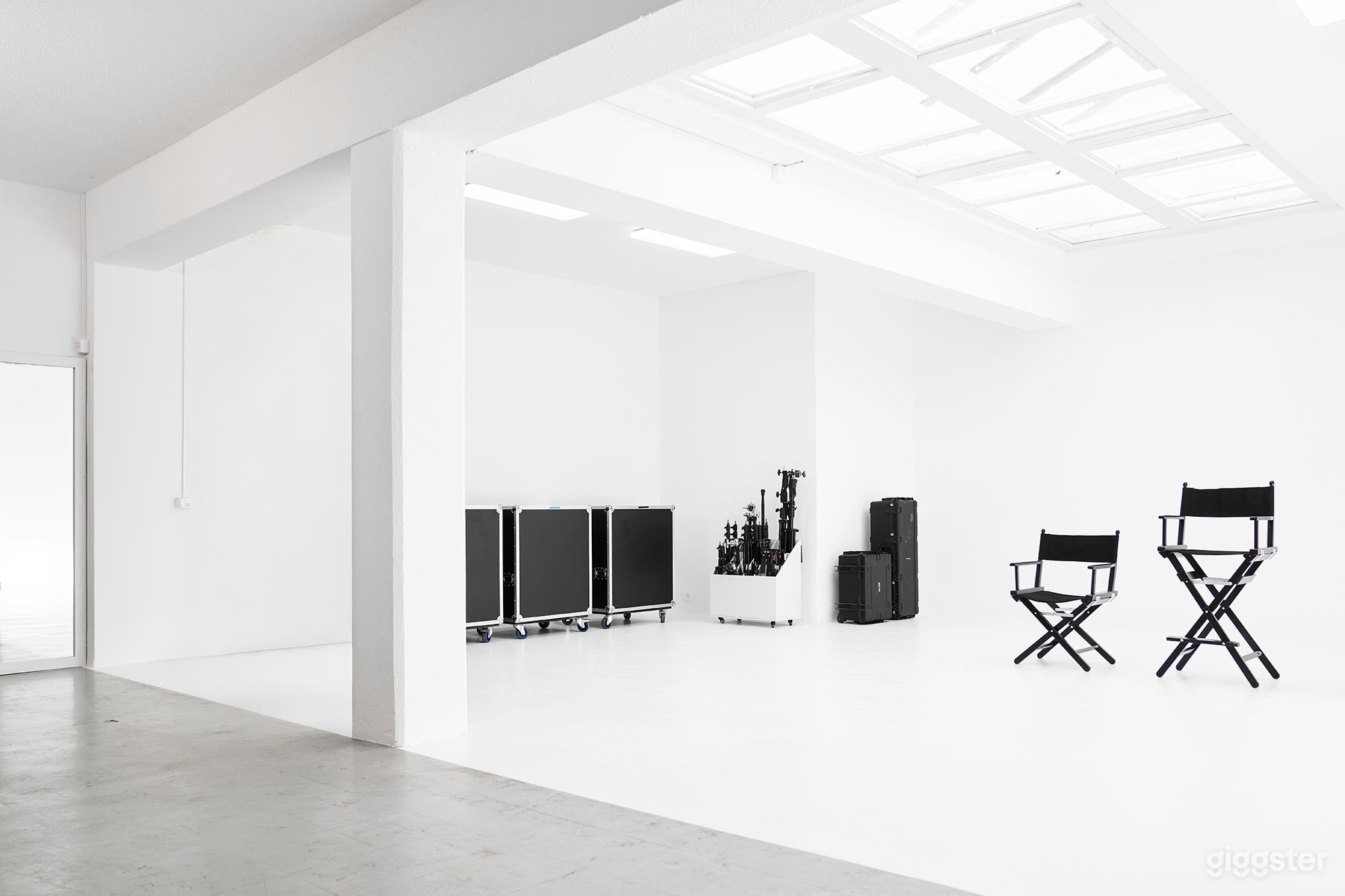 Production-Ready Studio with Daylight & Equipment Photo 1
