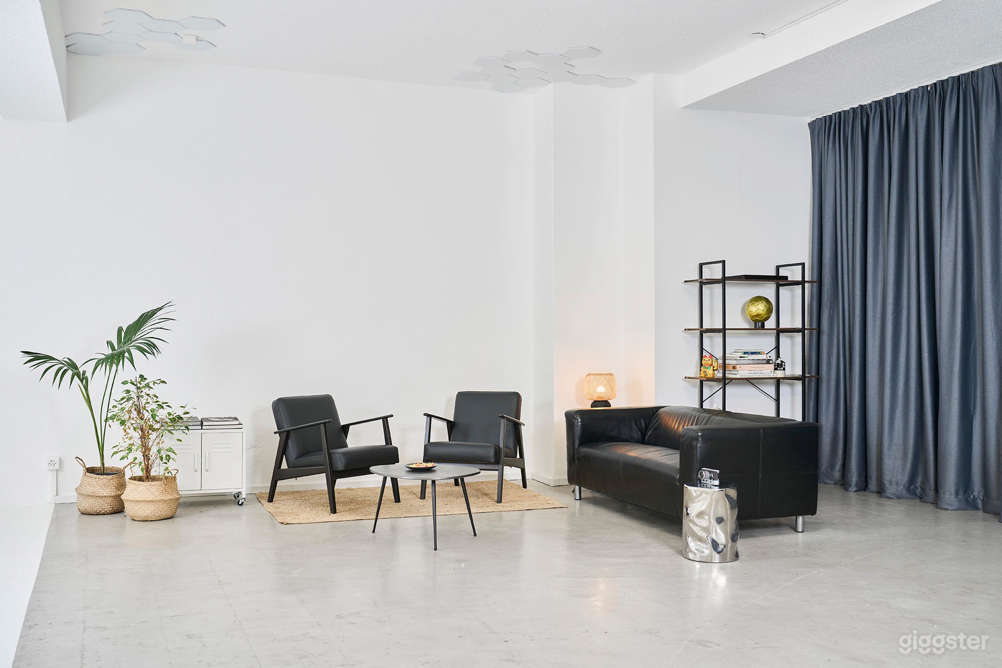 Production-Ready Studio with Daylight & Equipment Photo 2