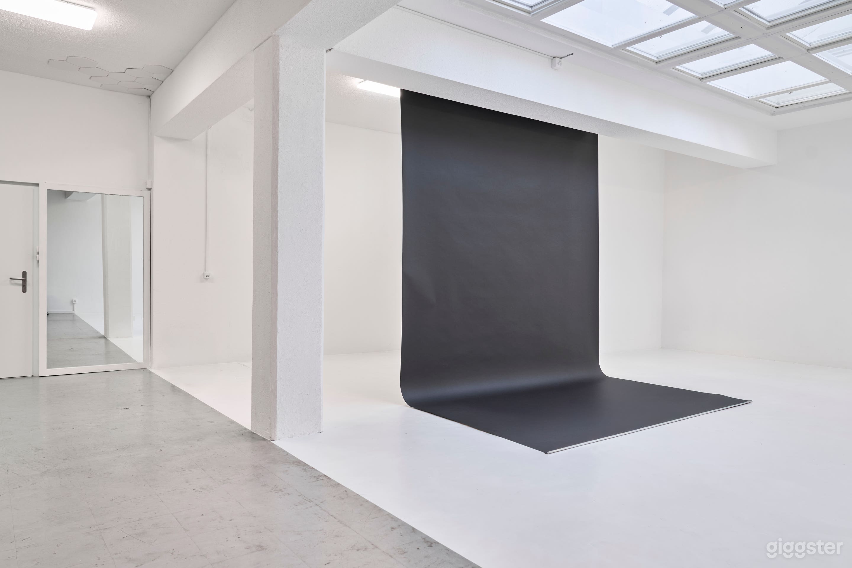 Production-Ready Studio with Daylight & Equipment Photo 4