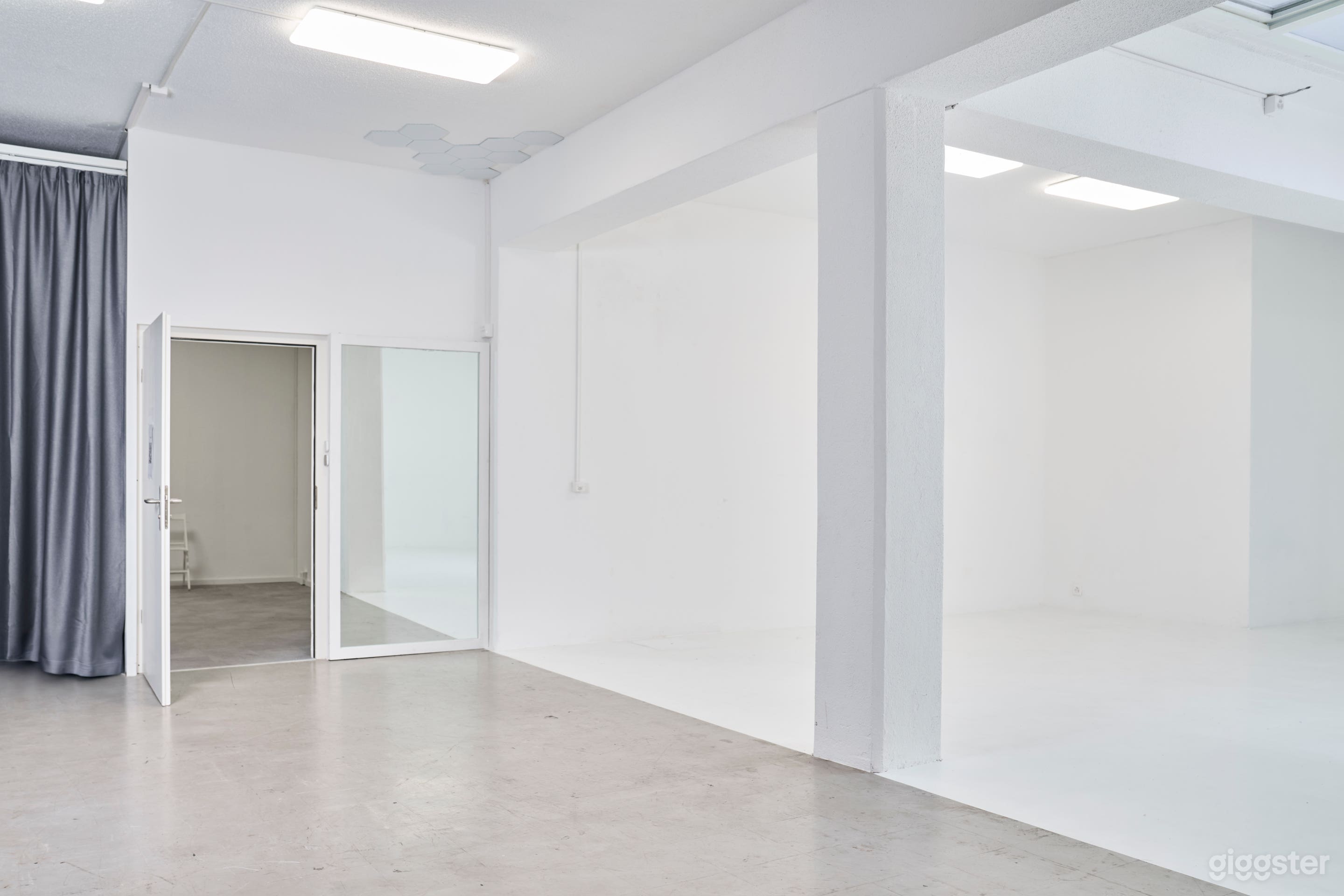 Production-Ready Studio with Daylight & Equipment Photo 3