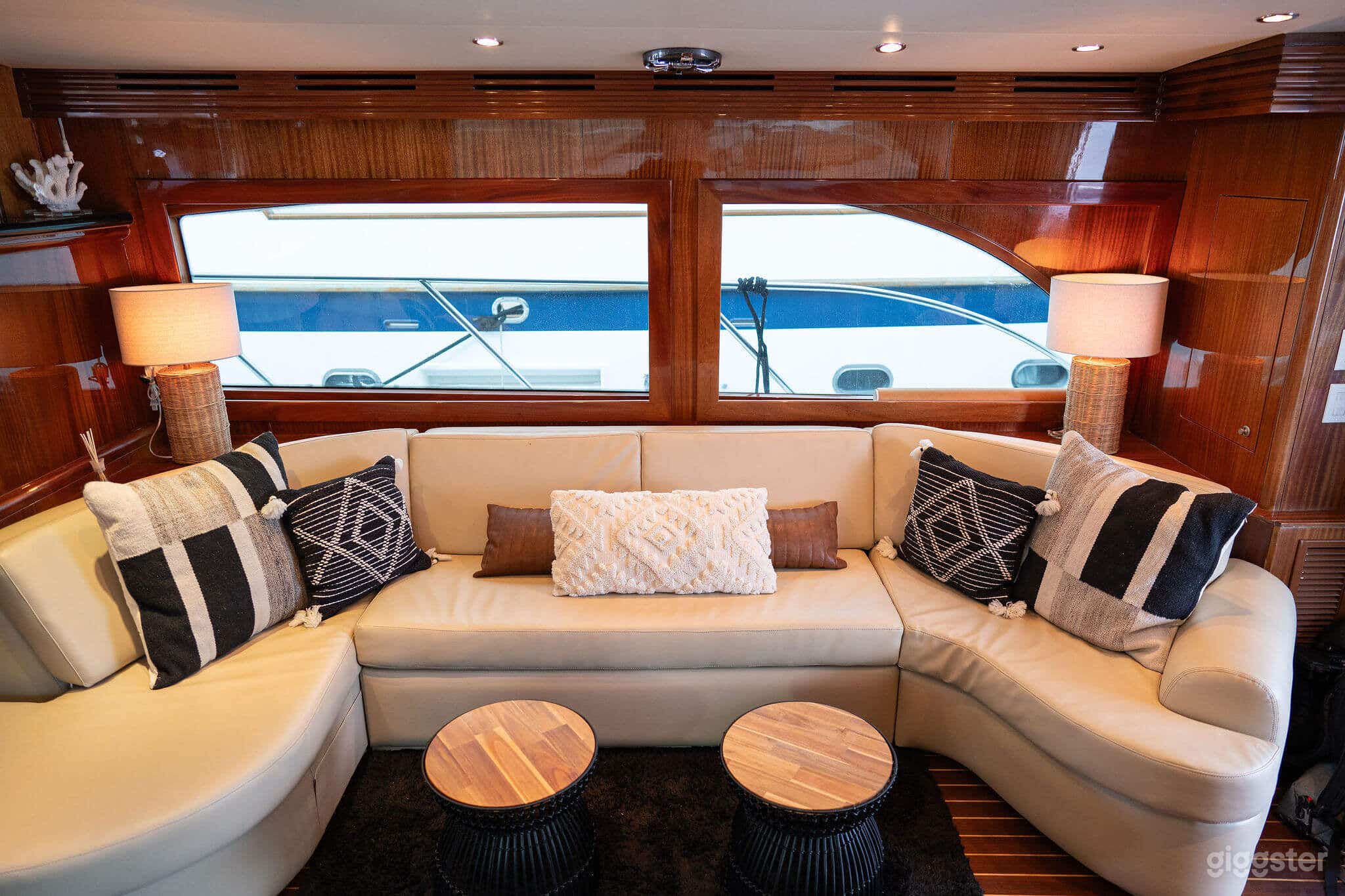 65' HATTERAS / FAMILY HATTERS BOAT Photo 4