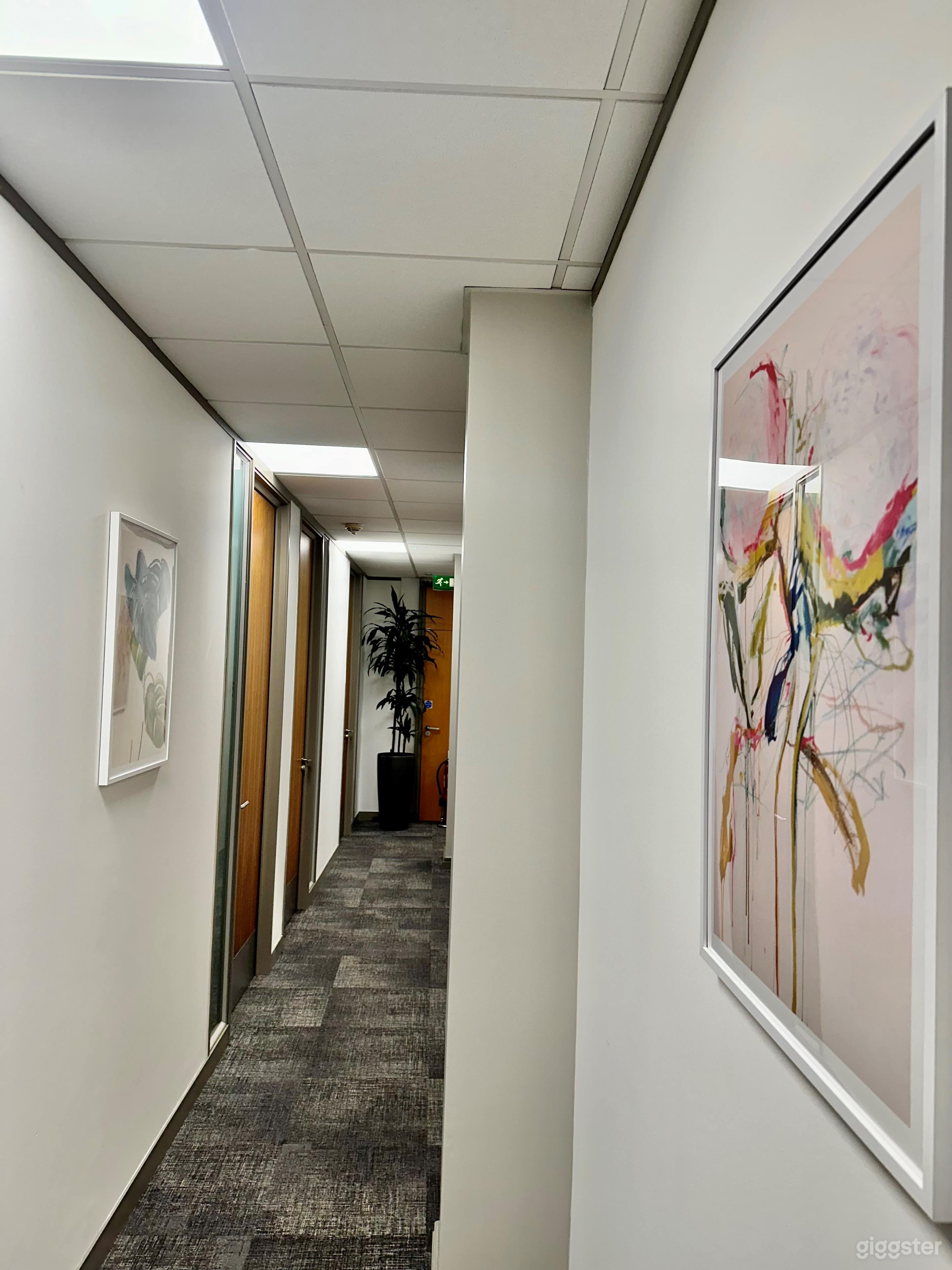 Small Meeting Room with State of the Art Facility Photo 4