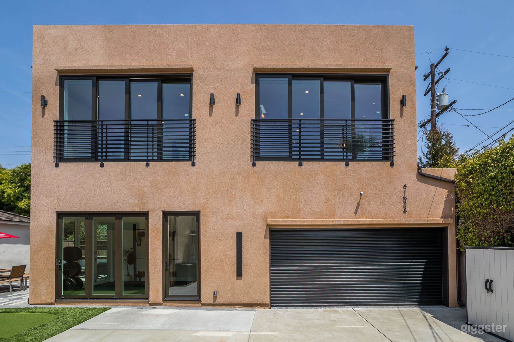 Modern ADU with Rooftop &amp; Studio Views Photo 2