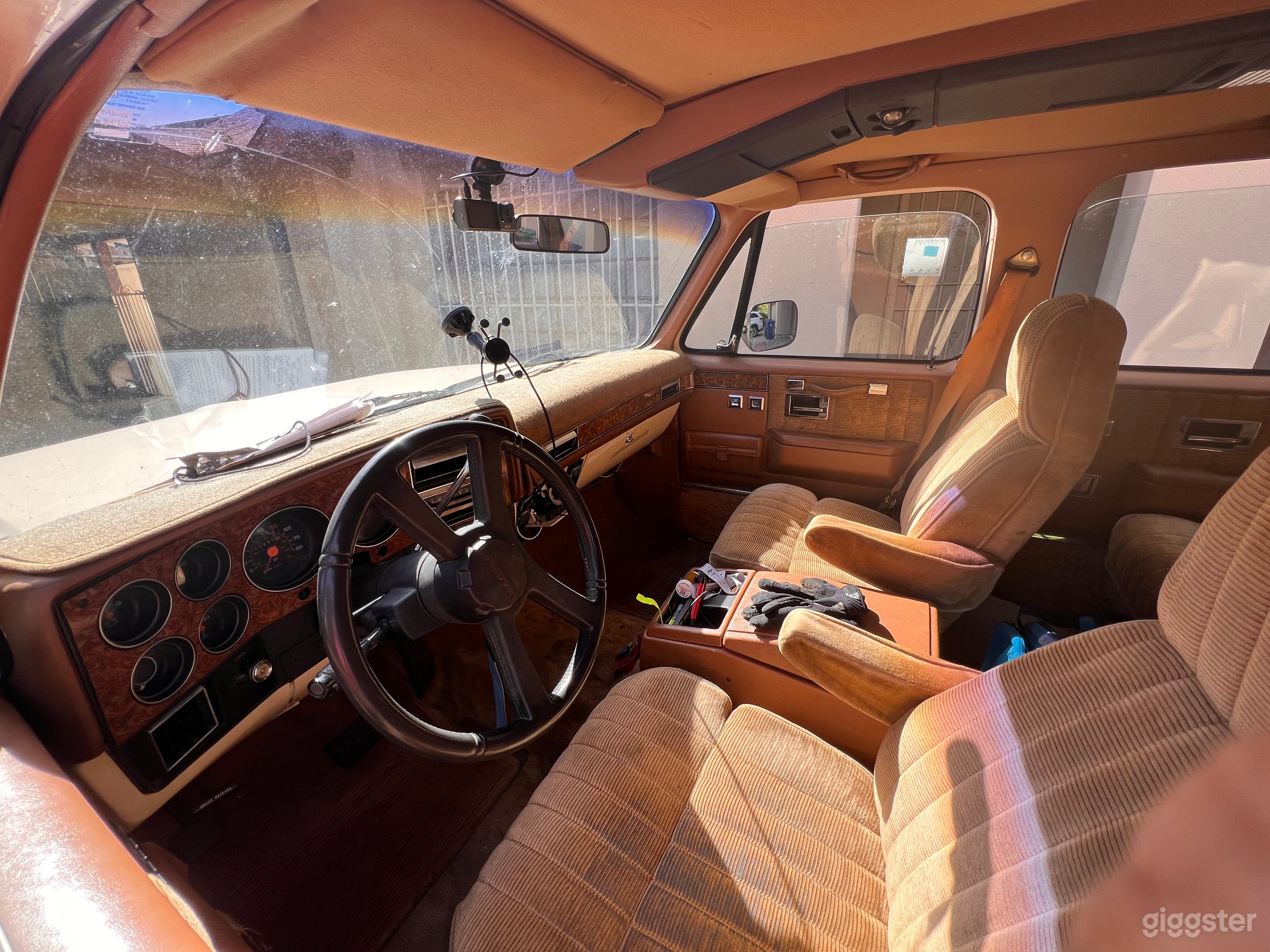 Chevrolet Suburban- Photo 2