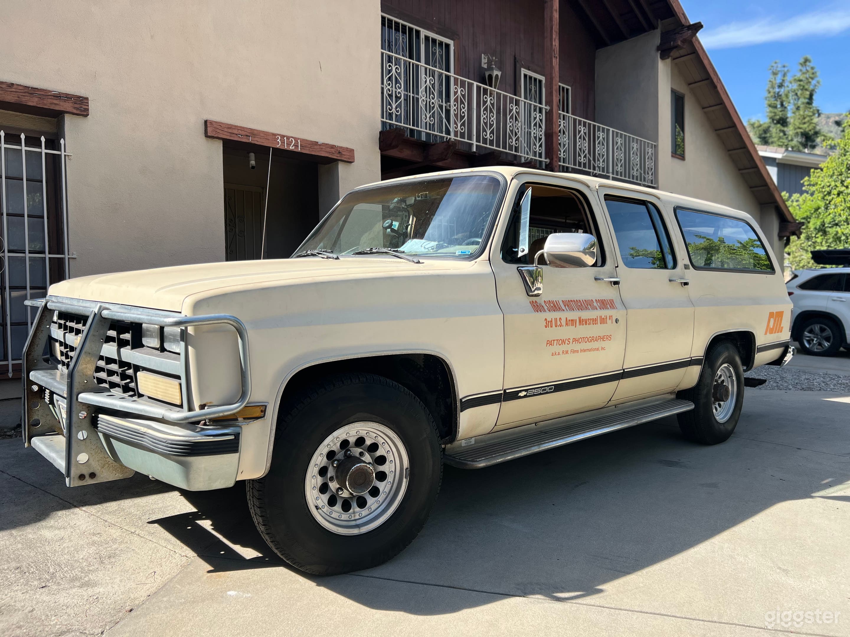 Chevrolet Suburban- Photo 1