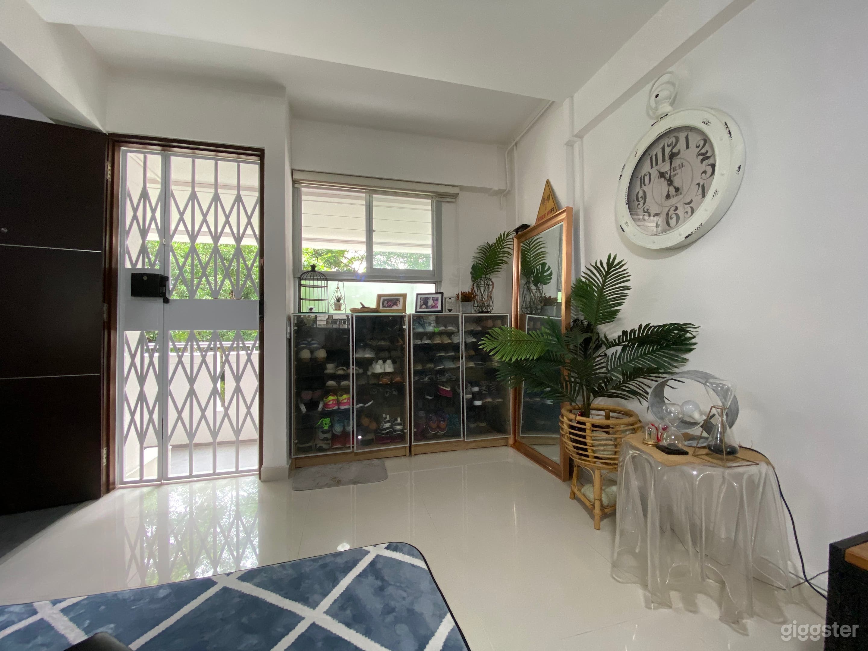 Cozy modern chic space Photo 3