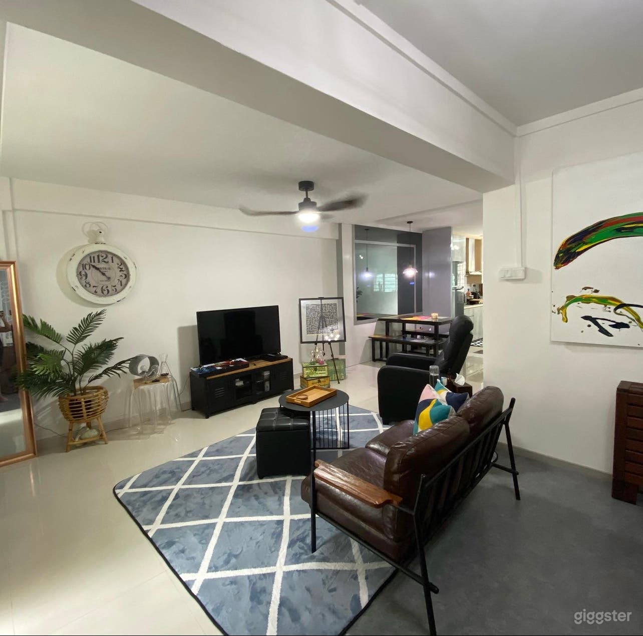 Cozy modern chic space Photo 1