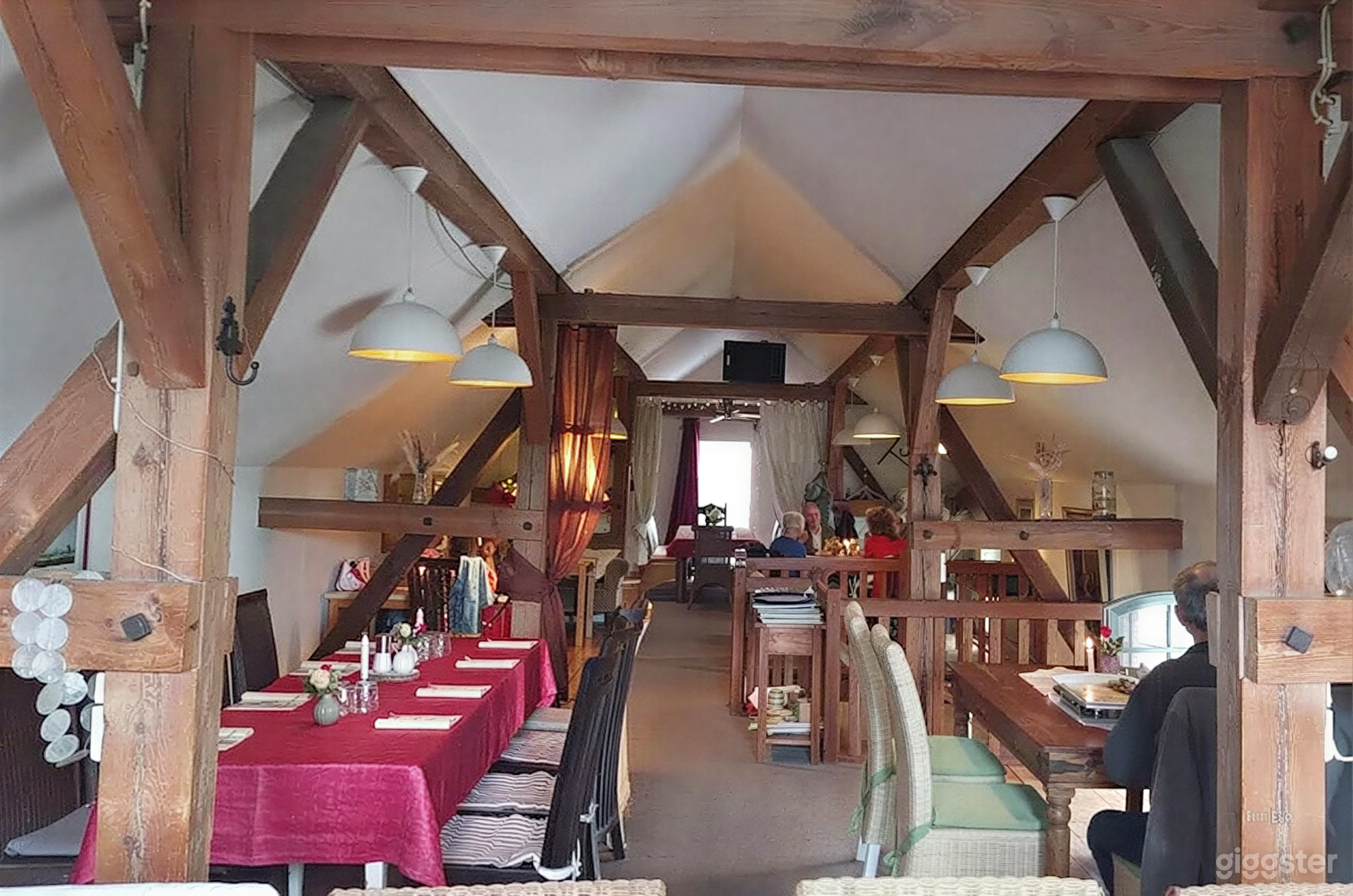 Historisches Scheunenloft mit Natursteinwänden Foto 3