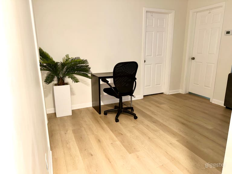  Minimalist Content Creation & Meeting Space 