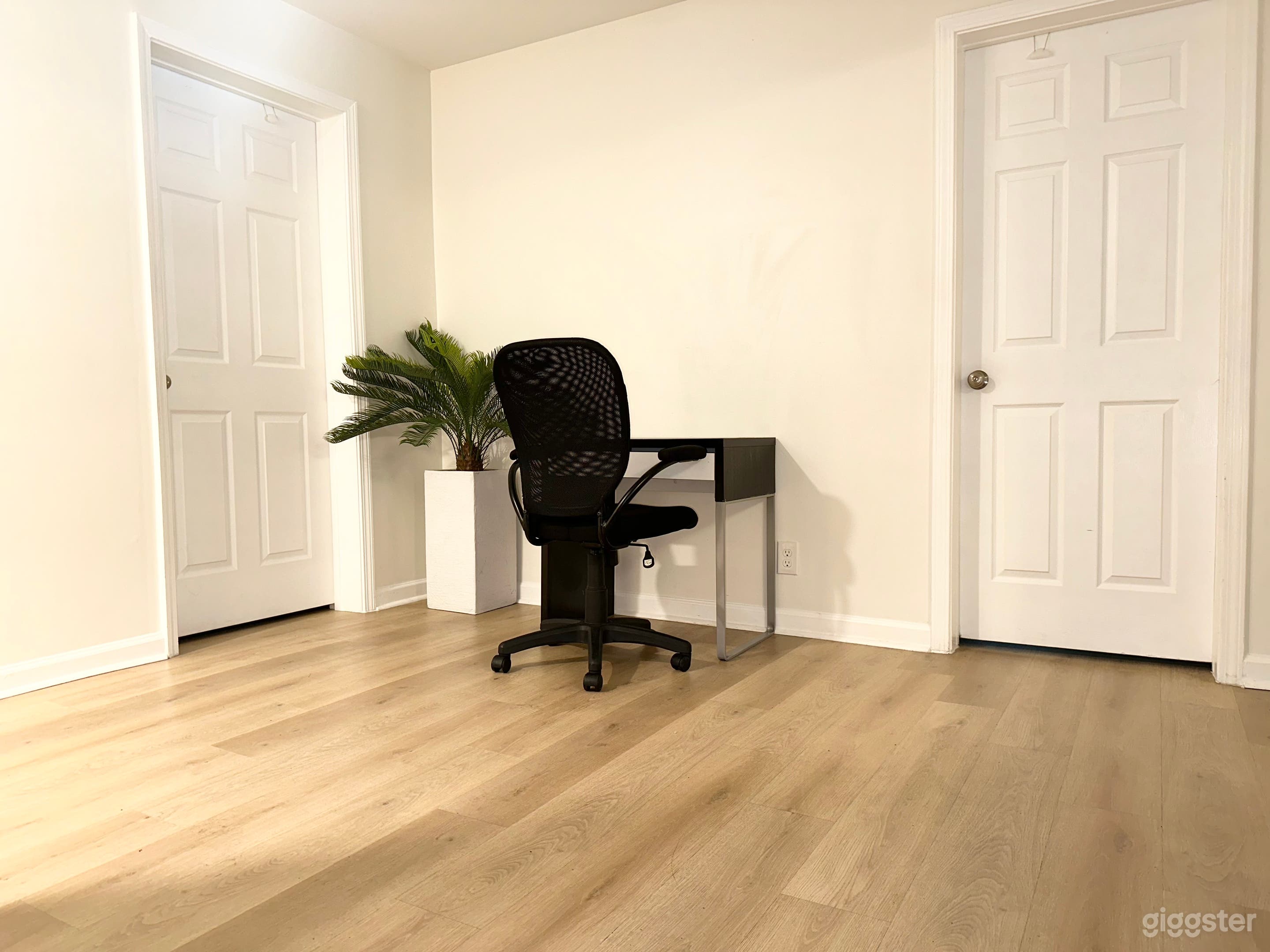 Minimalist Content Creation & Meeting Space Photo 1
