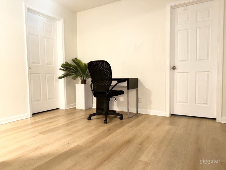  Minimalist Content Creation & Meeting Space 