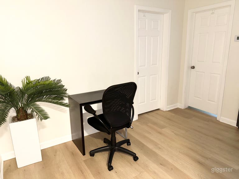  Minimalist Content Creation & Meeting Space 