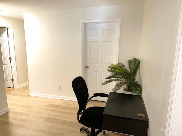  Minimalist Content Creation & Meeting Space 