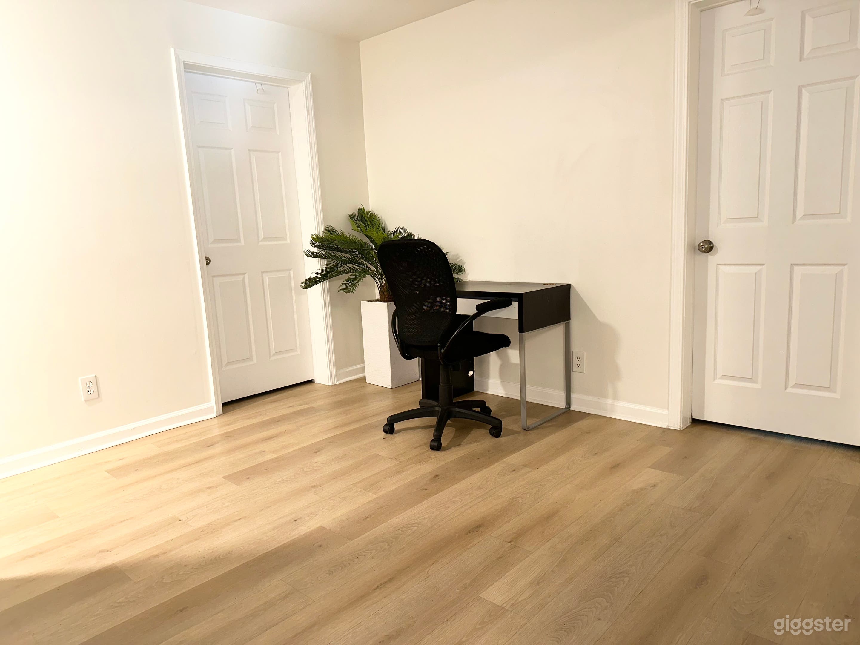 Minimalist Content Creation & Meeting Space Photo 3