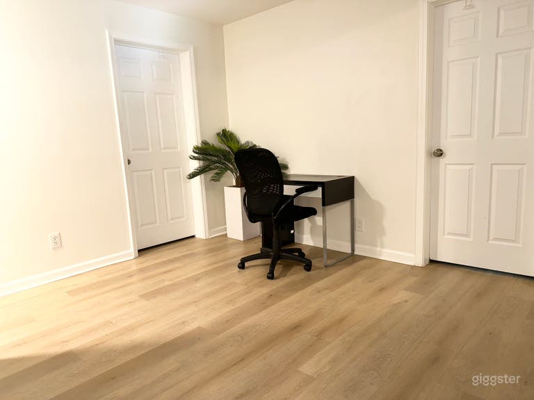  Minimalist Content Creation & Meeting Space 