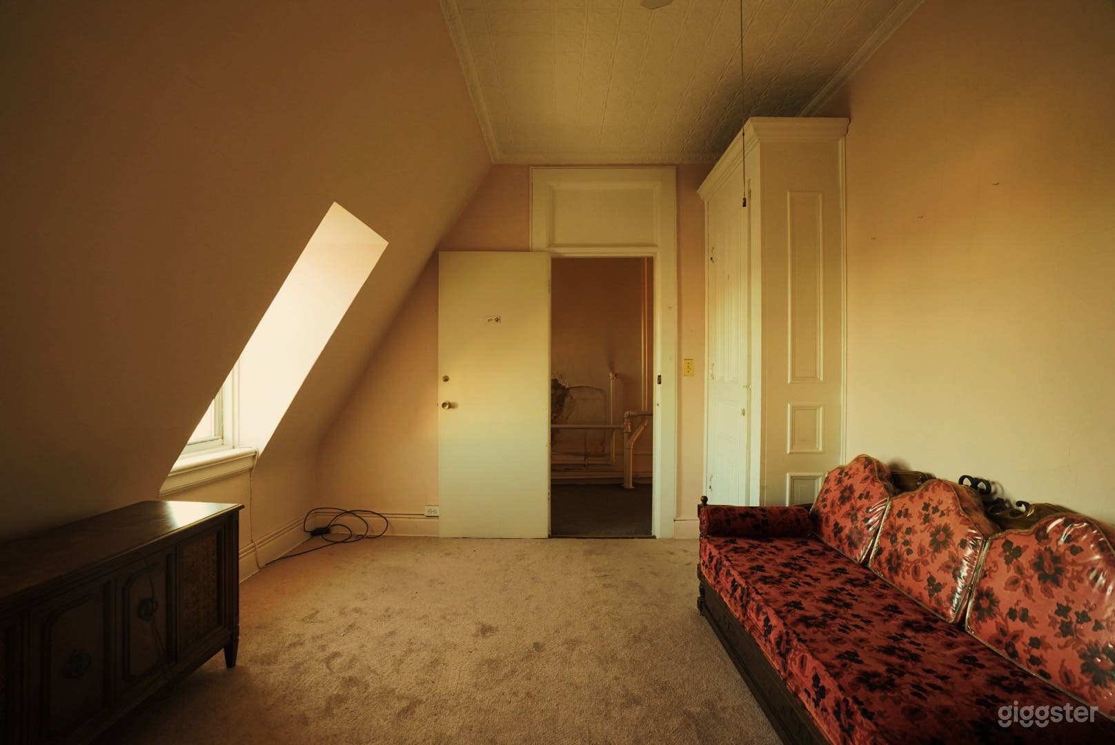 Vintage Mansion with Textured Walls &amp; Retro Furnishings Photo 2