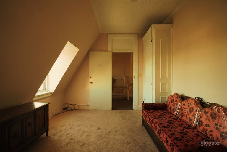  Vintage Mansion with Textured Walls & Retro Furnishings 