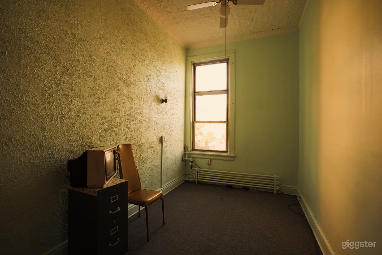 Vintage Mansion with Textured Walls &amp; Retro Furnishings Photo 4