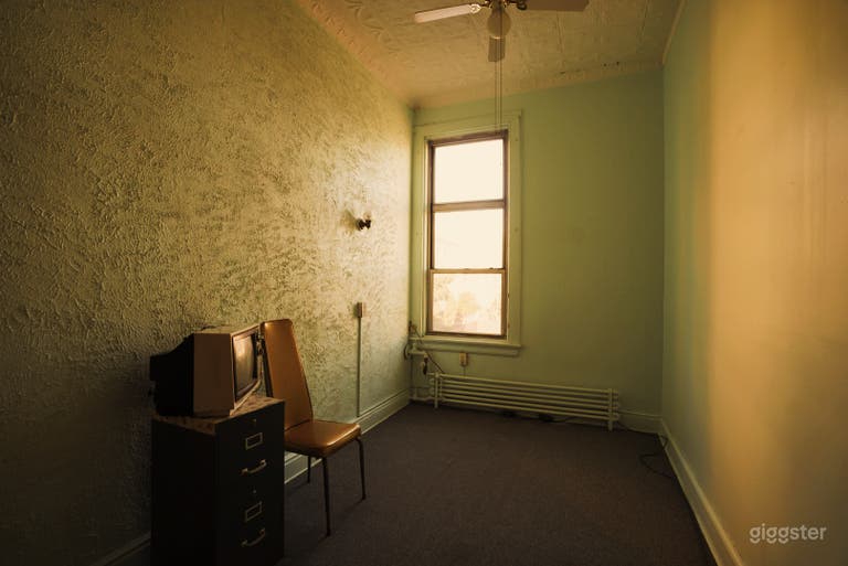  Vintage Mansion with Textured Walls & Retro Furnishings 