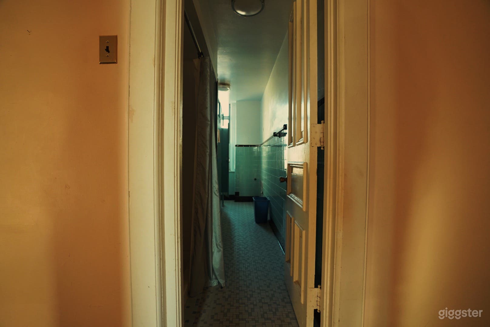 Vintage Mansion with Textured Walls &amp; Retro Furnishings Photo 3