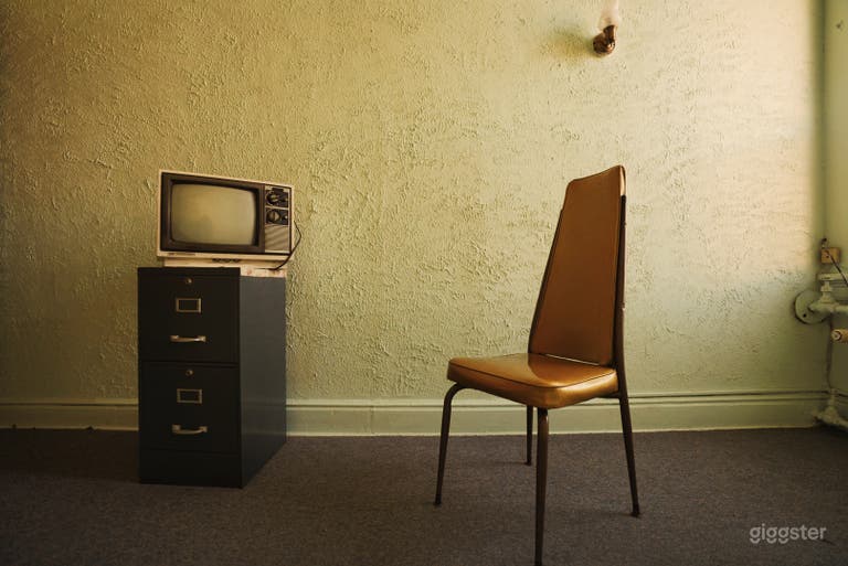  Vintage Mansion with Textured Walls & Retro Furnishings 