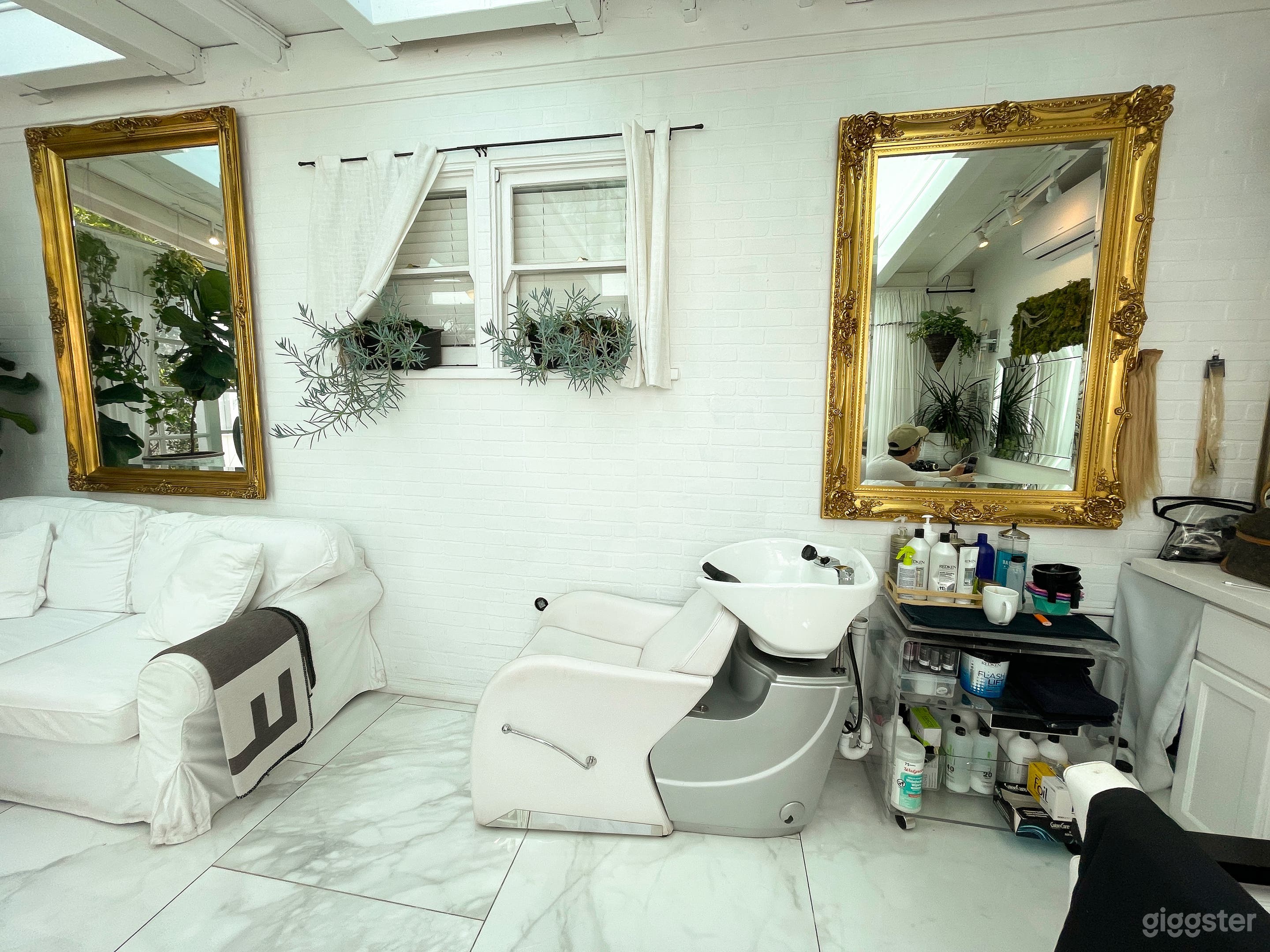 Greenhouse Sunroom Salon With Skylights Photo 4