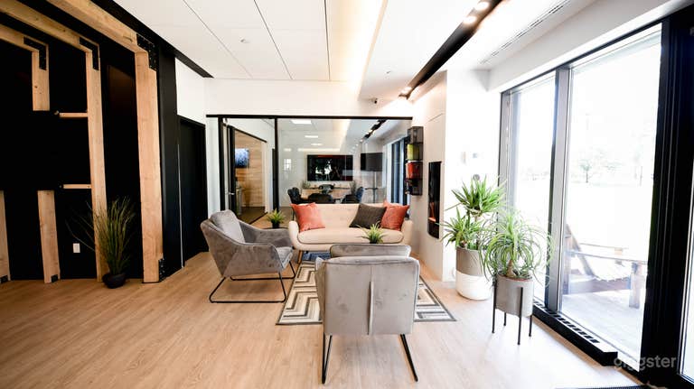  Conference Rooms in Montreal Coworking Space (Full Day) 