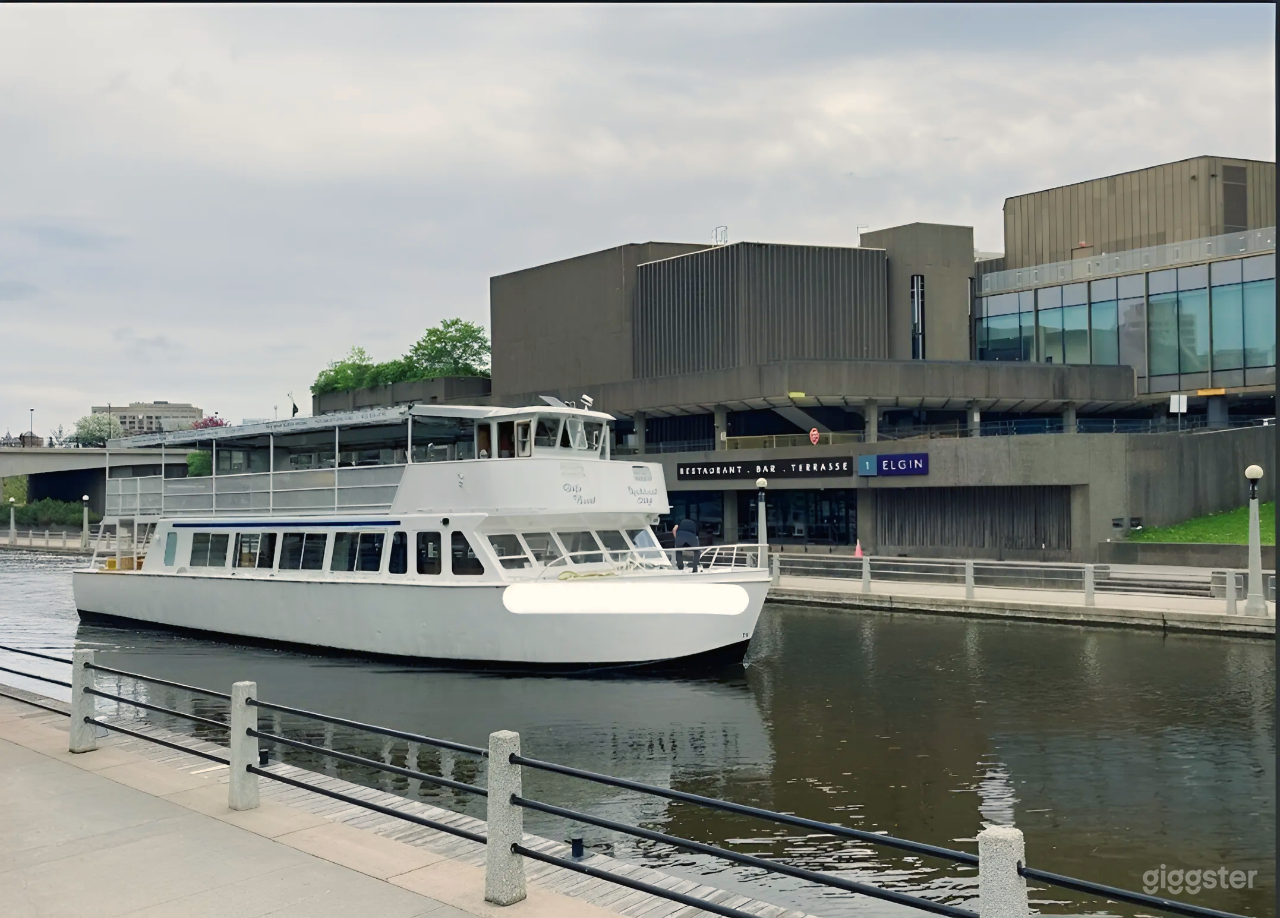 Spacious Boat  Photo 2