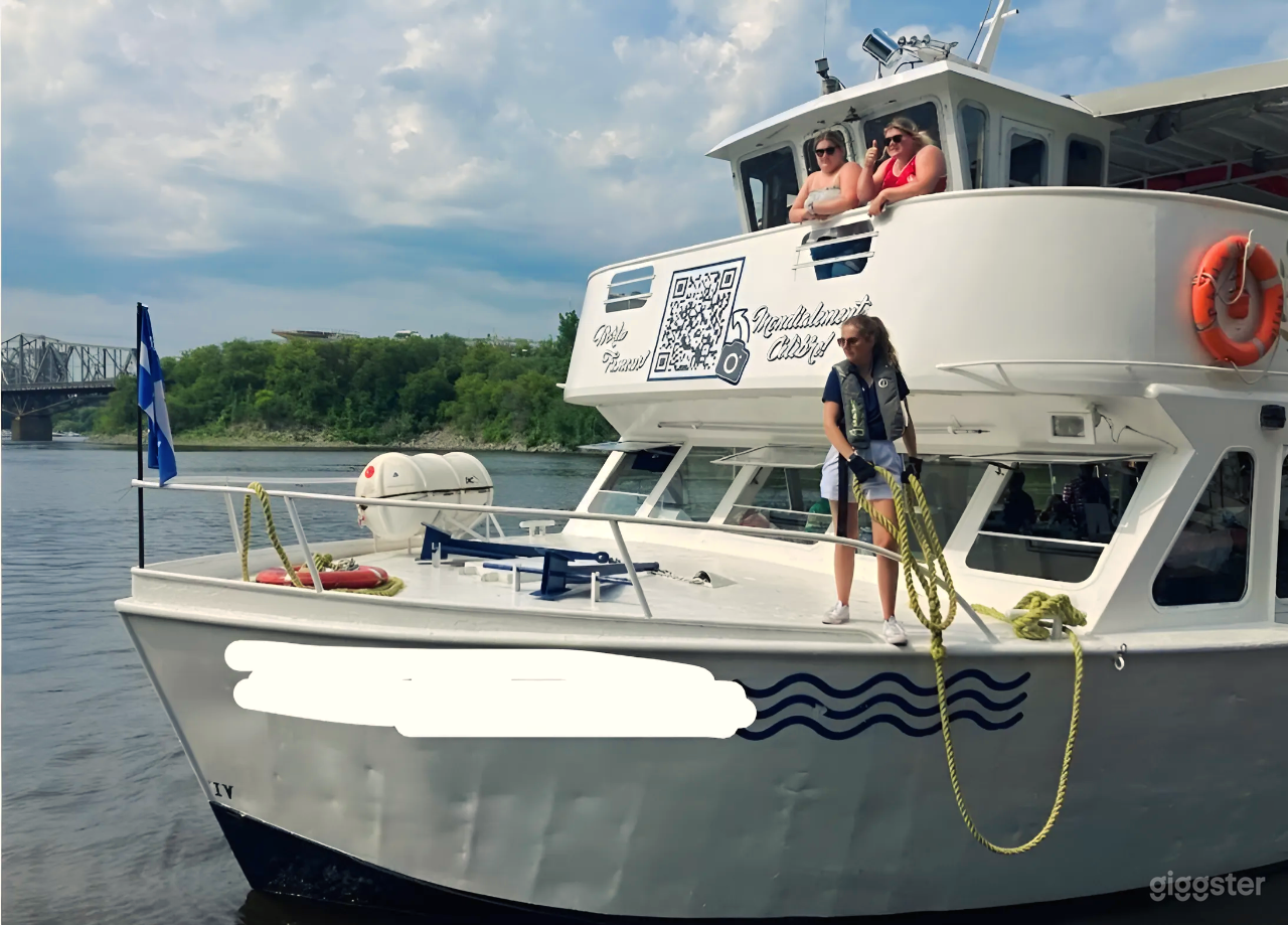 Spacious Boat  Photo 1