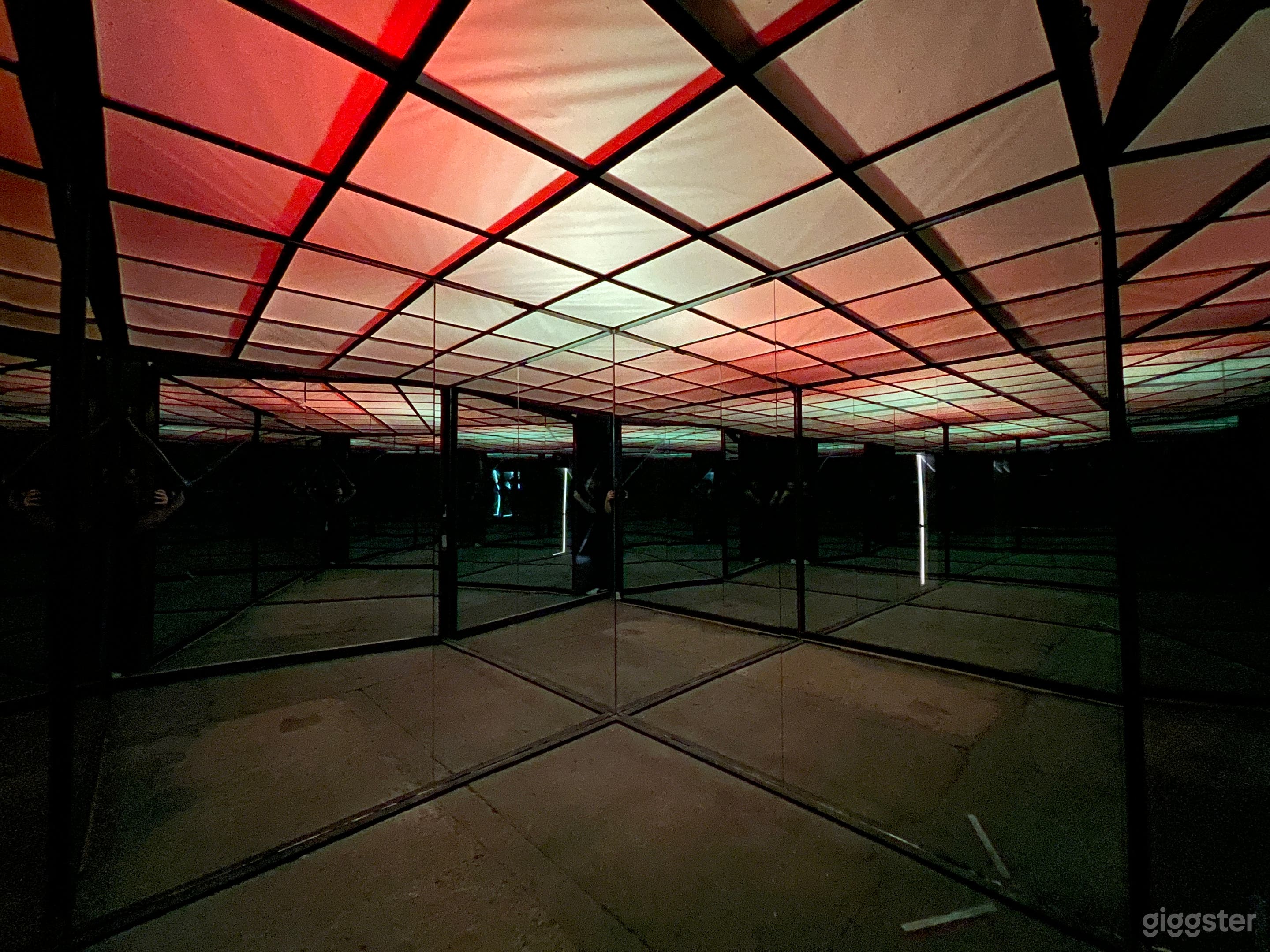 Mirror Set High with Real Mirrors and LED Ceiling Photo 3