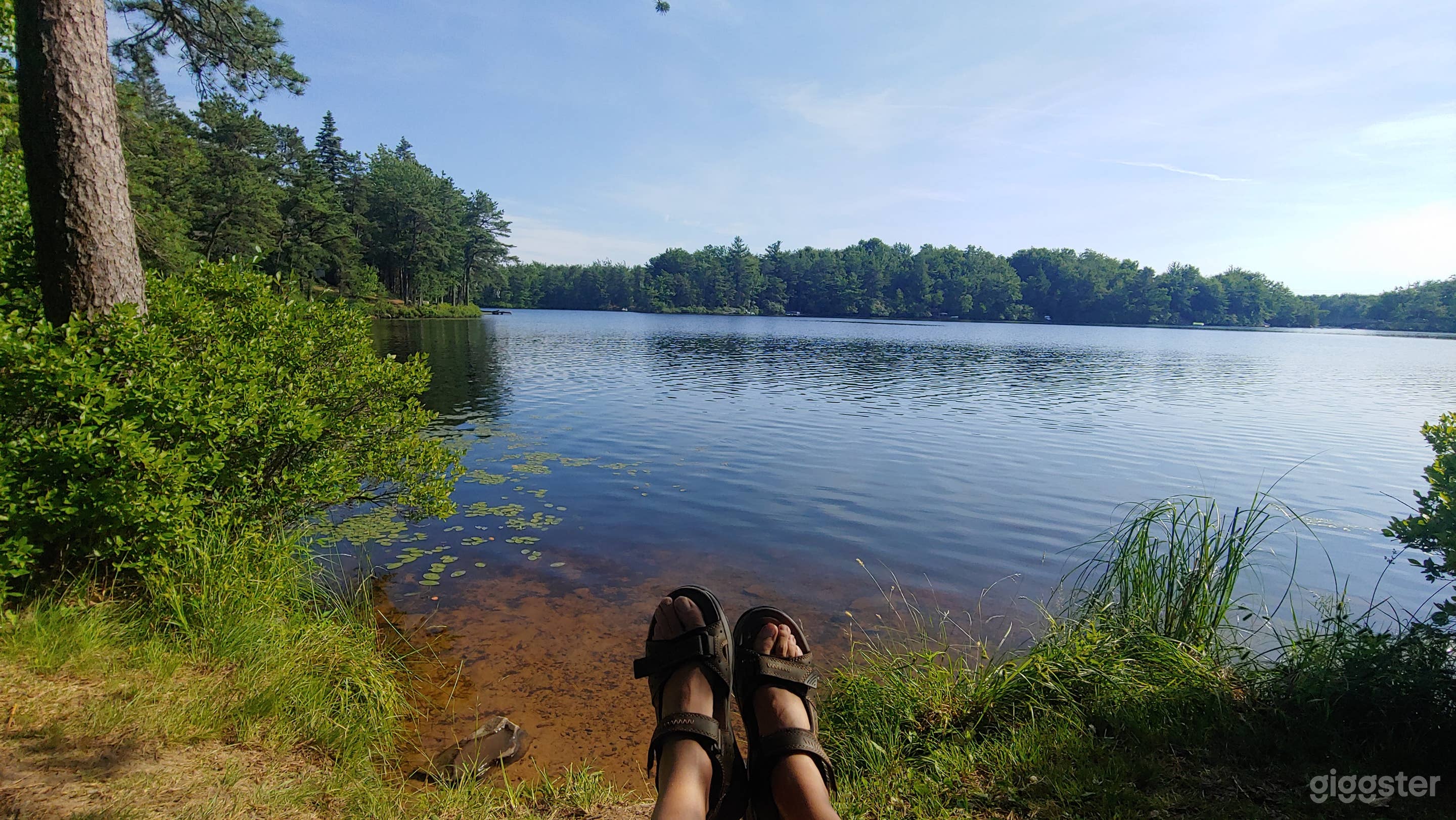 Lake is 2 min drive. 