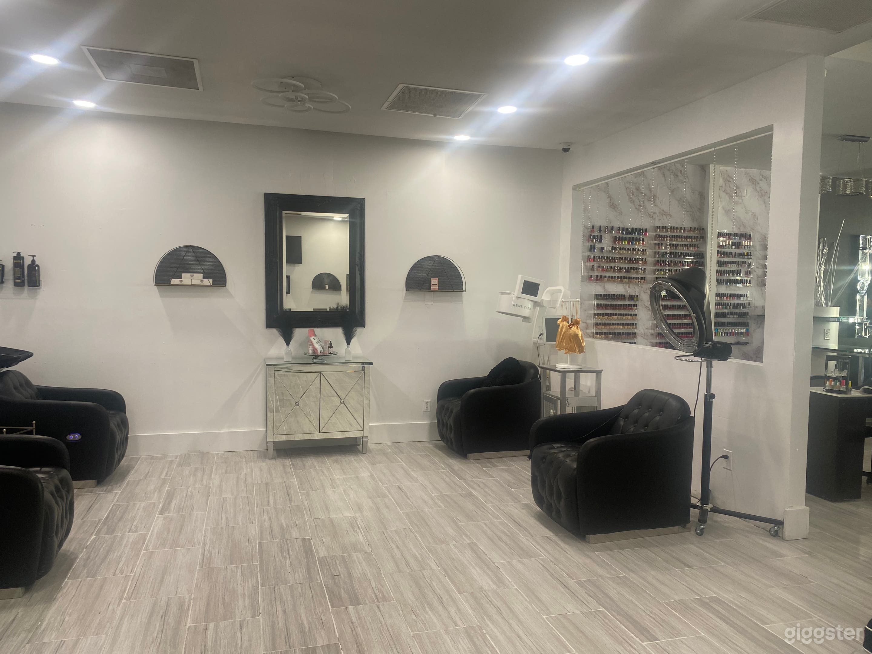 Chic modern salon bar Photo 2