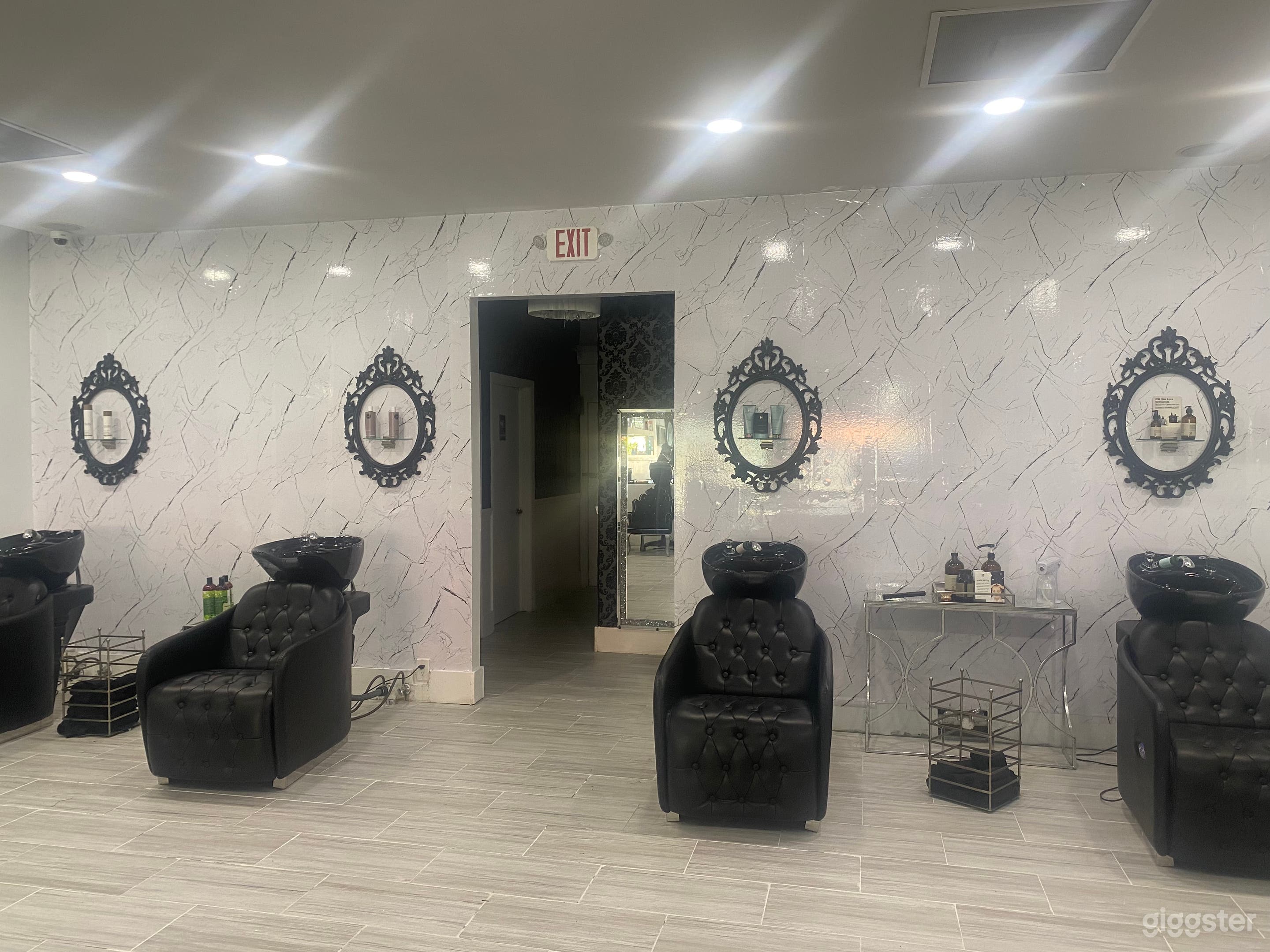 Chic modern salon bar Photo 4