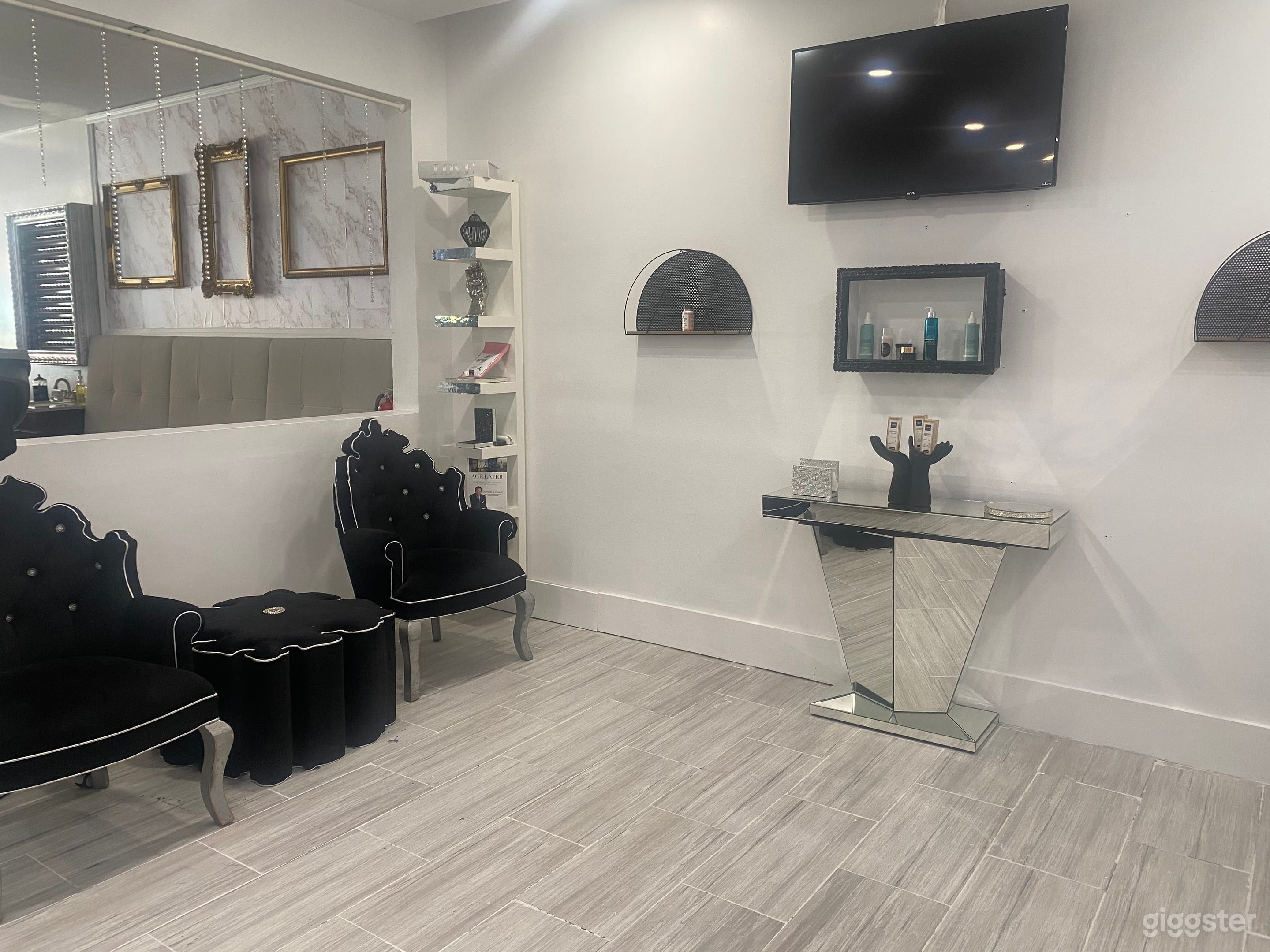 Chic modern salon bar Photo 3