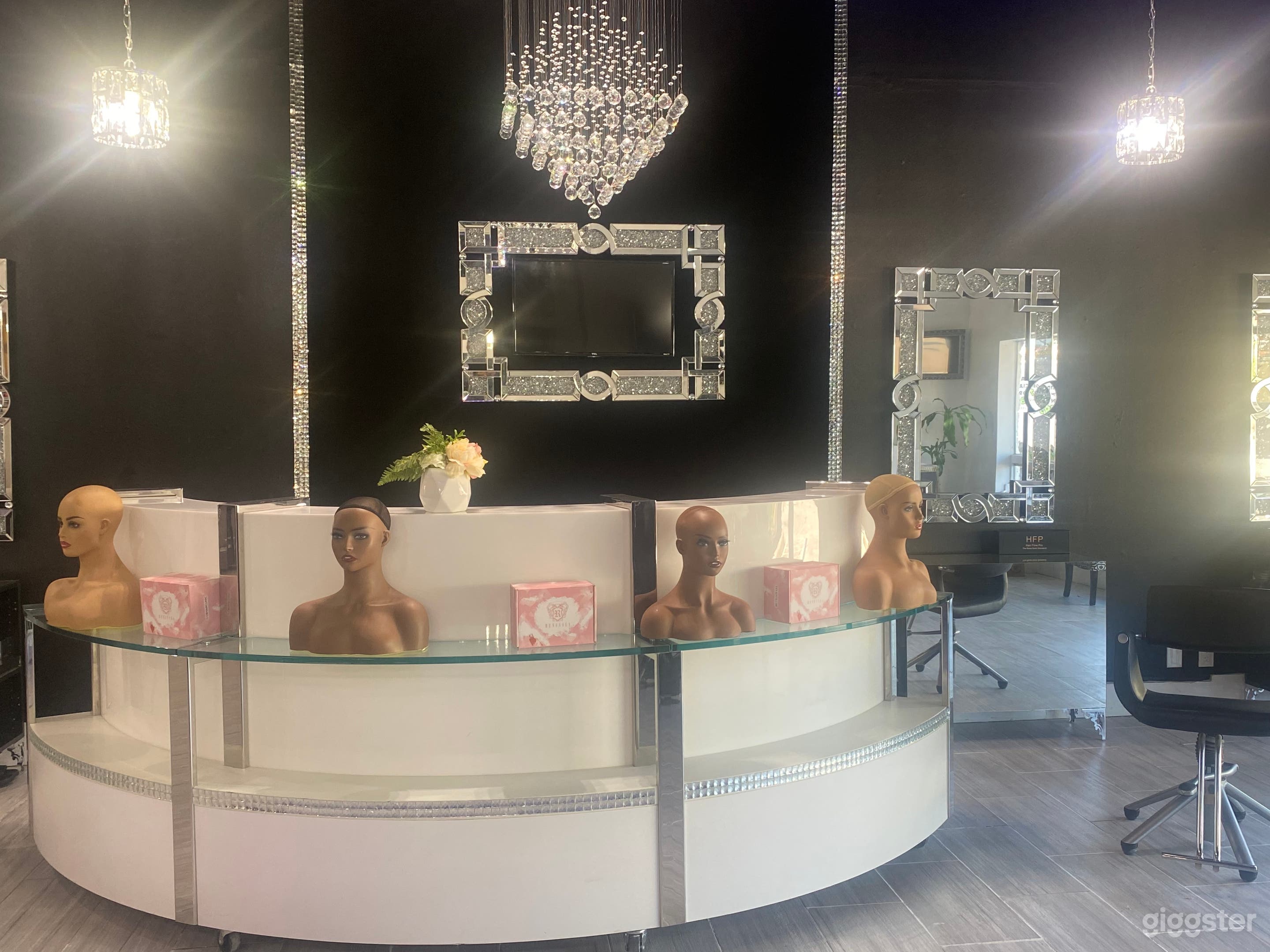 Chic modern salon bar Photo 1