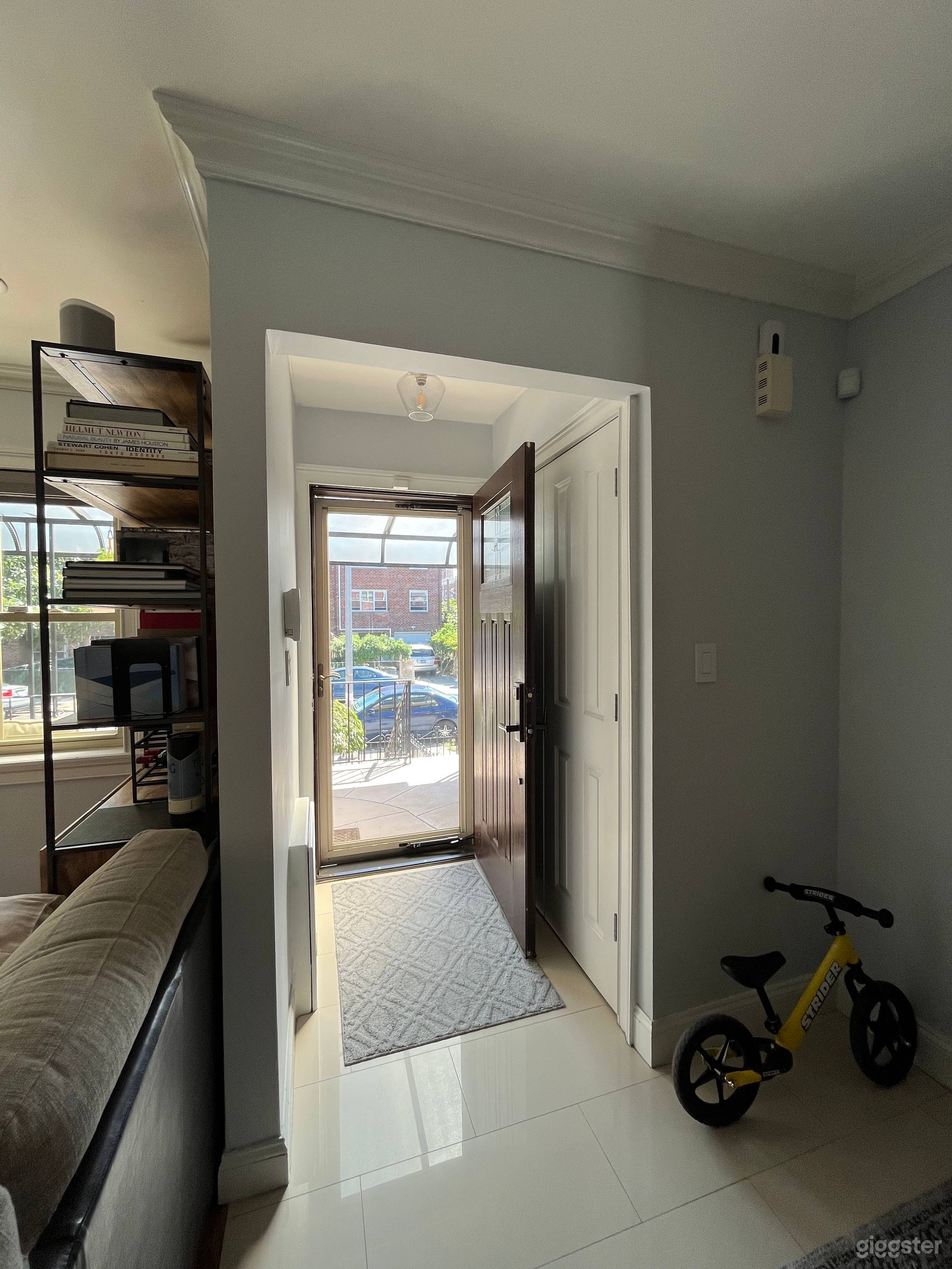 Upscale City House Photo 4