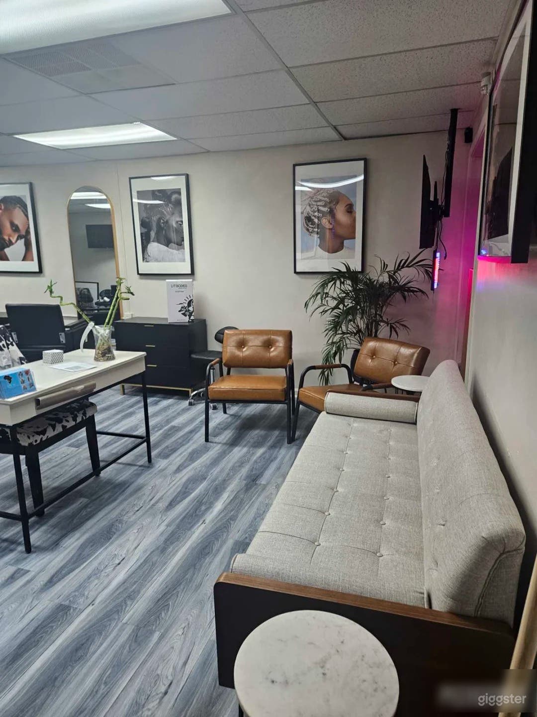 Cozy 4-Stylist Station Salon Photo 3