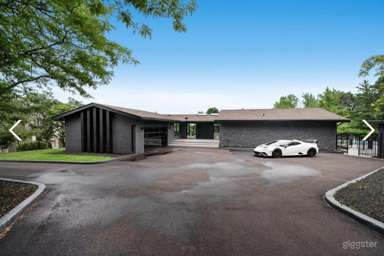 New Bright and Modern Luxury Oasis with Views Photo 3